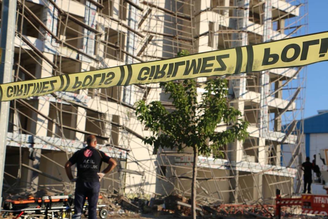 İnşaat iskelesi çöktü, işçiler iple hayata tutundu 9